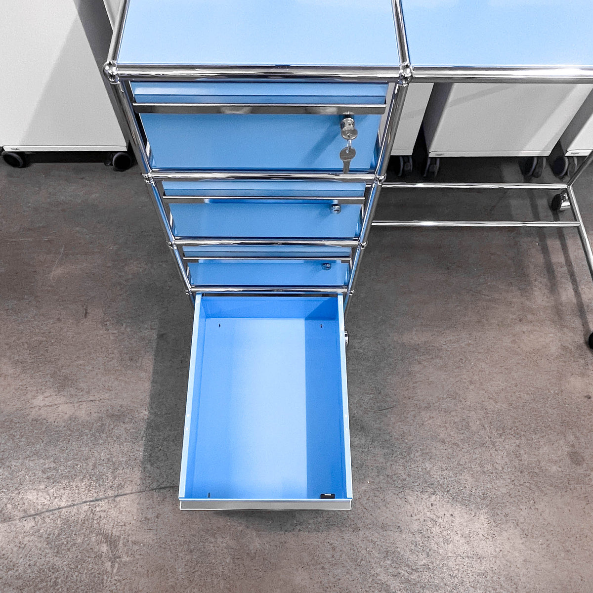 USM Haller Home-Office-Pult auf Rollen, hellblau, 4 A6 Schubladen, neuwertig
