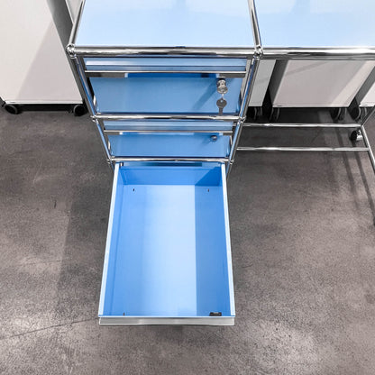 USM Haller Home-Office-Pult auf Rollen, hellblau, 4 A6 Schubladen, neuwertig