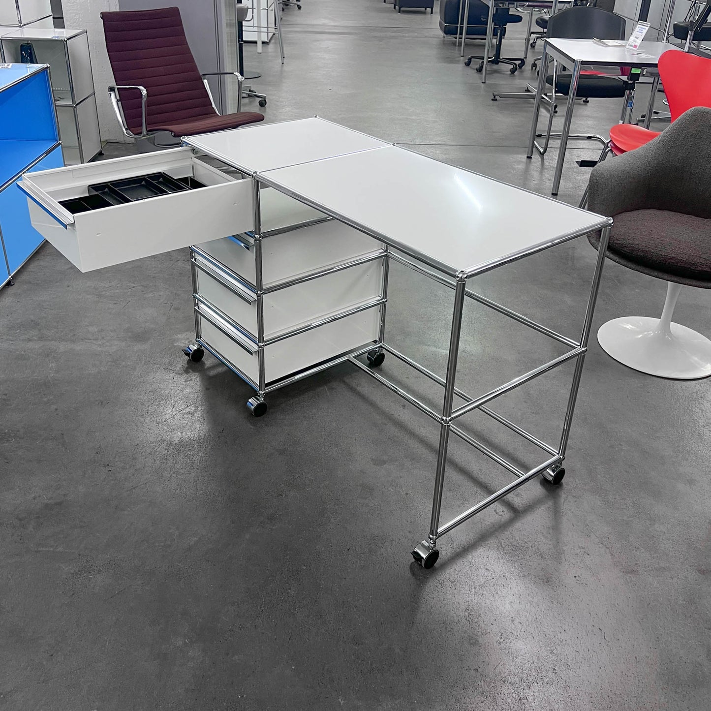 USM Home-Office-Pult, Reinweiss, 4 A6 Schubladen, Q1