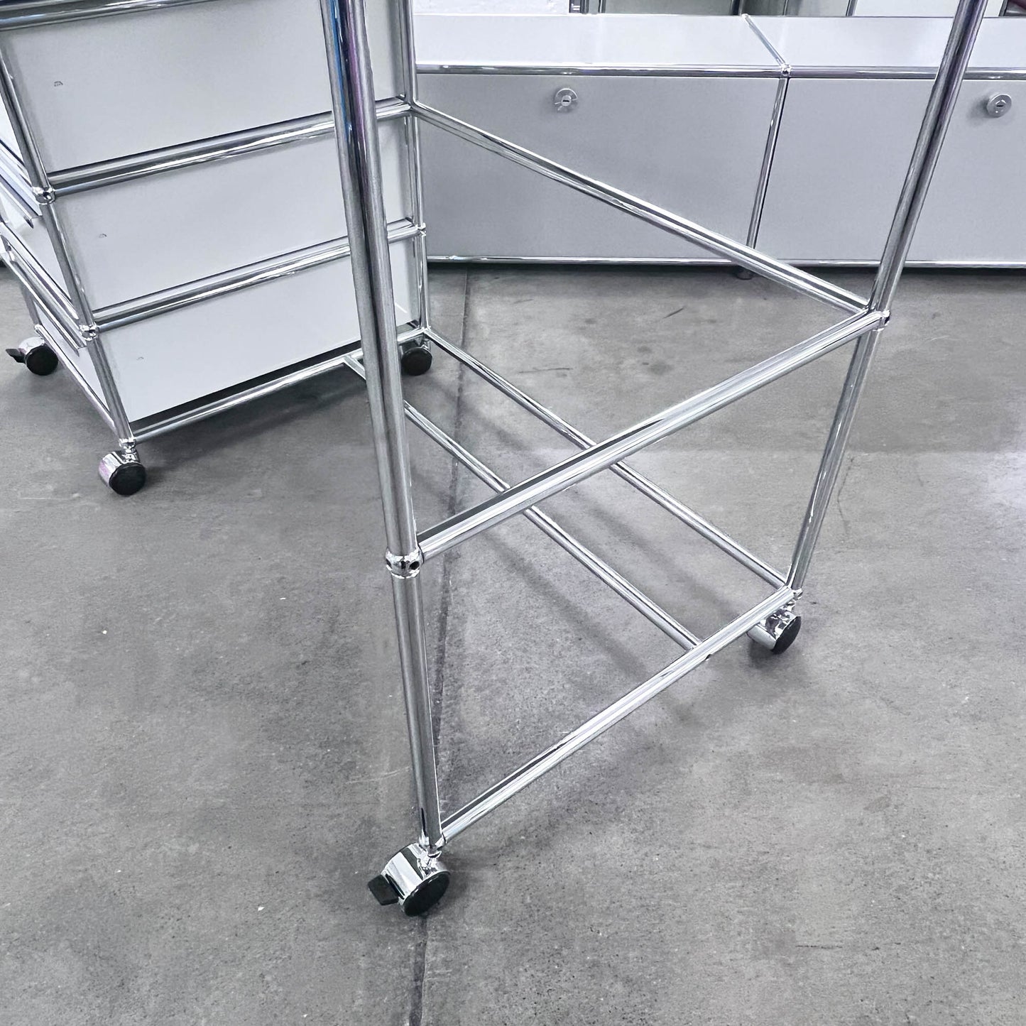 USM Home-Office-Pult, Lichtgrau, 4 A6 Schubladen, Q1