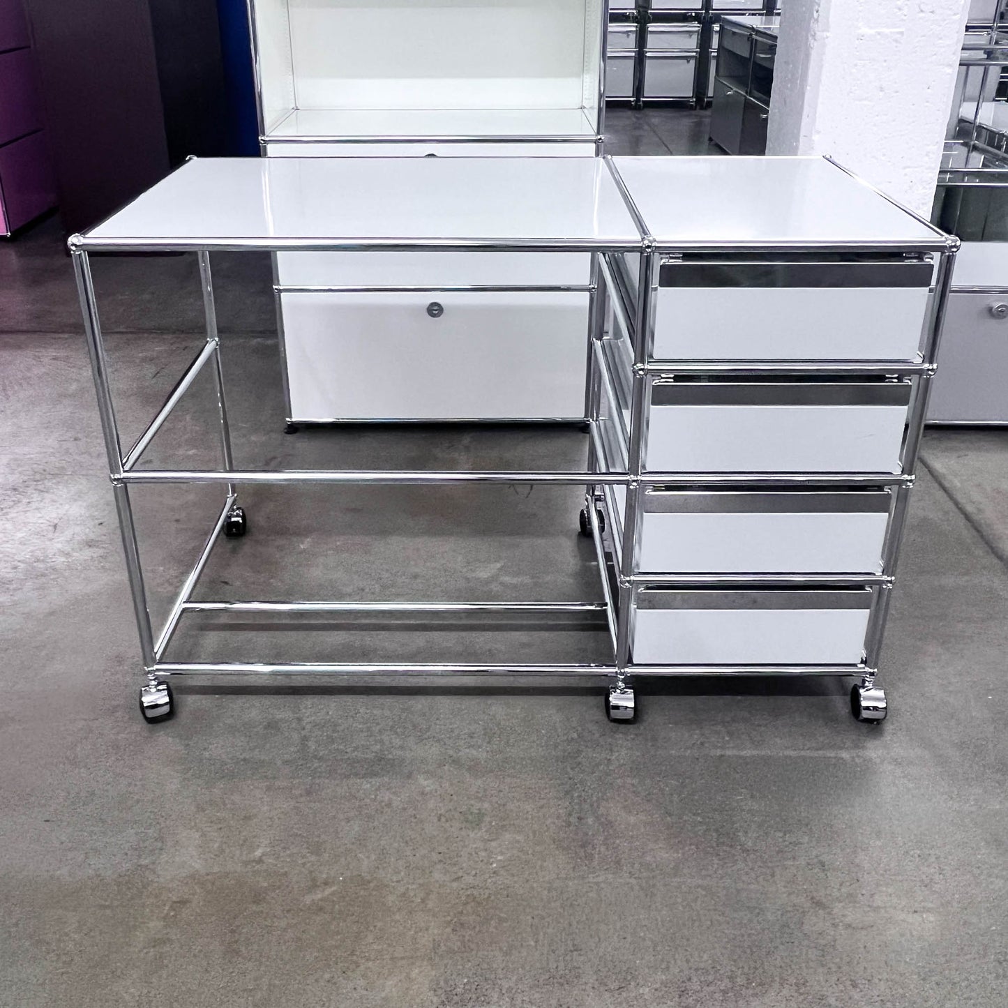 USM Home-Office-Pult, Lichtgrau, 4 A6 Schubladen, Q1