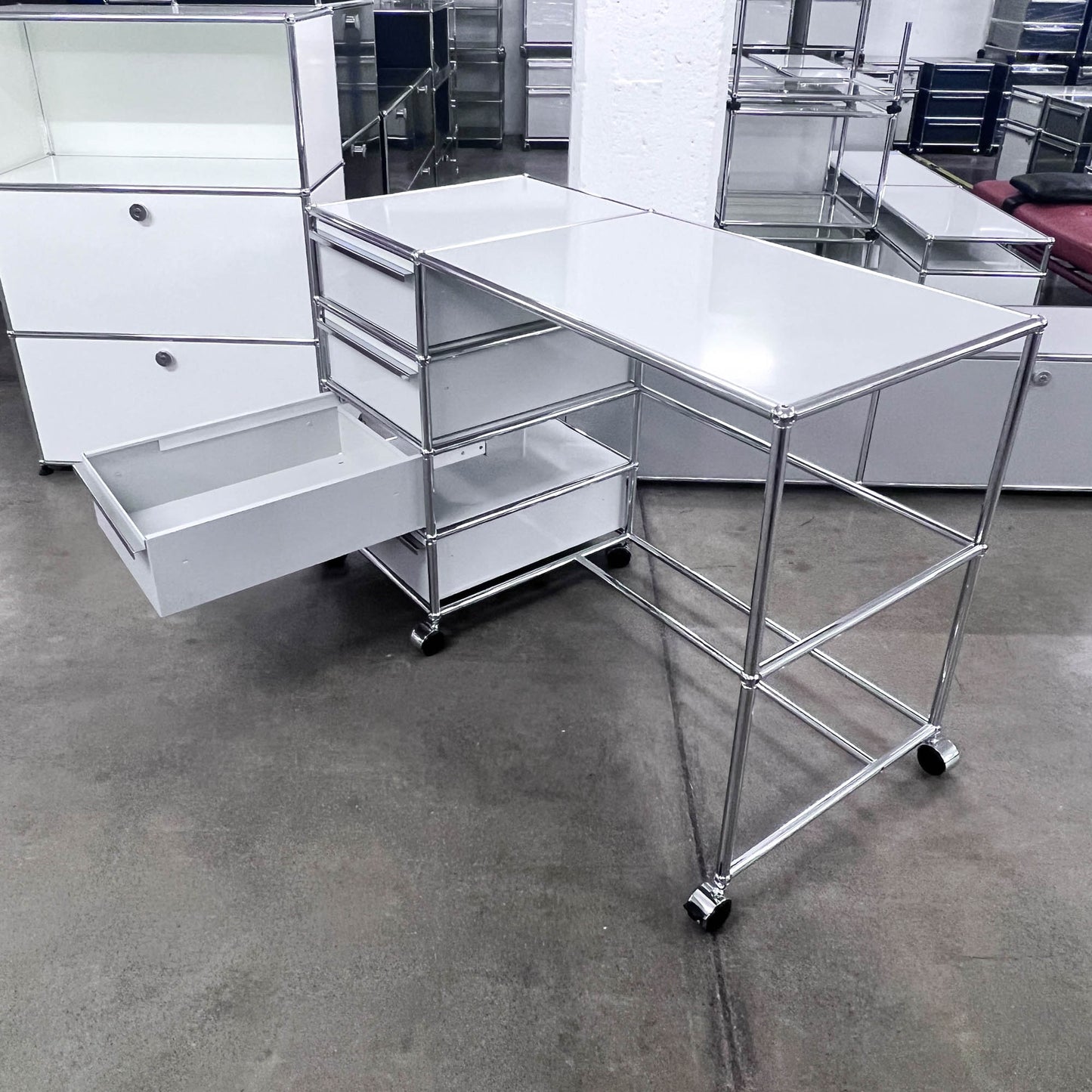 USM Home-Office-Pult, Lichtgrau, 4 A6 Schubladen, Q1