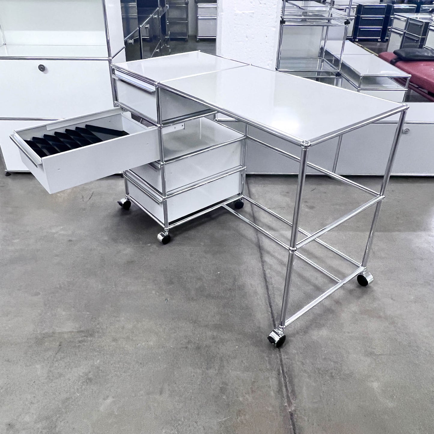 USM Home-Office-Pult, Lichtgrau, 4 A6 Schubladen, Q1