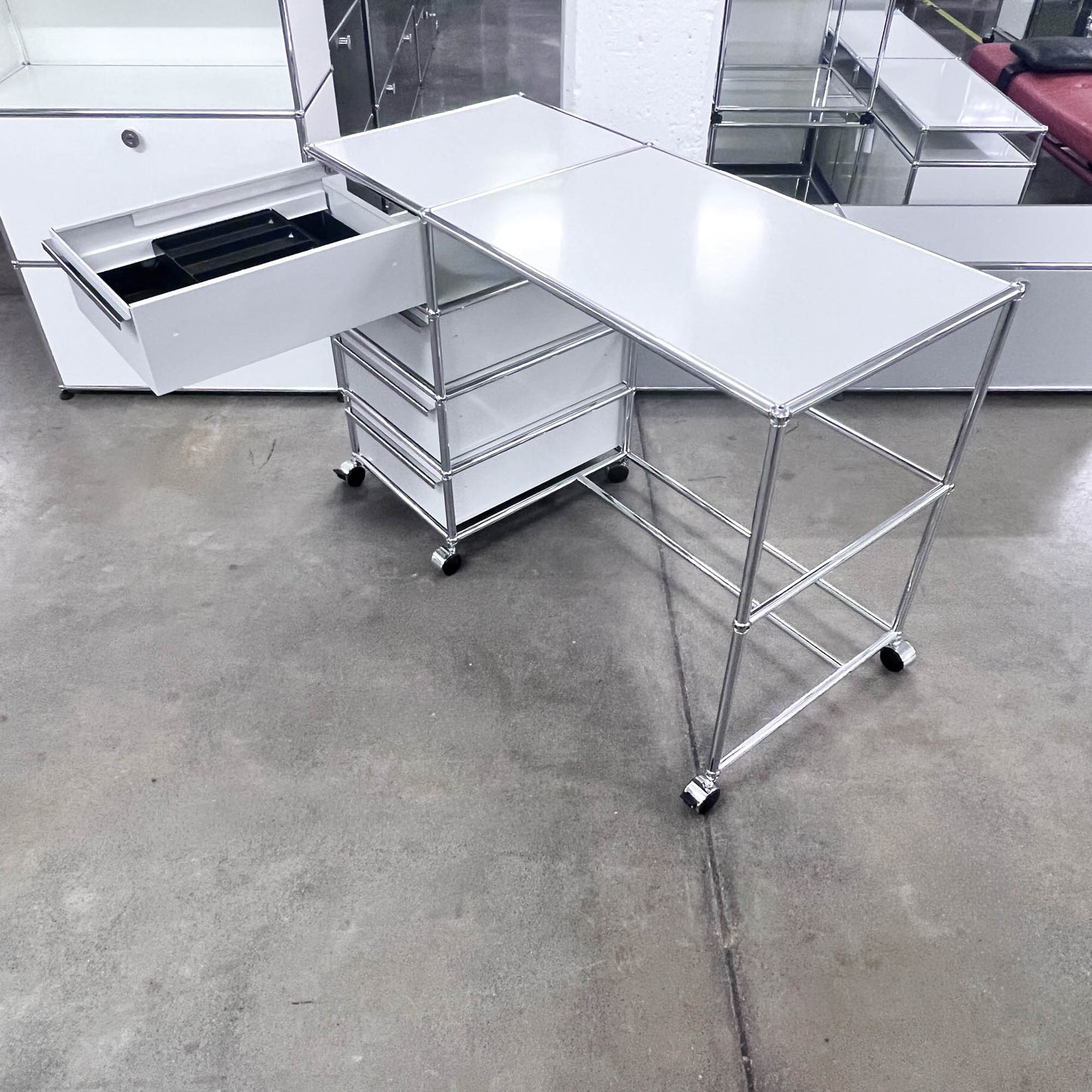 USM Home-Office-Pult, Lichtgrau, 4 A6 Schubladen, Q1