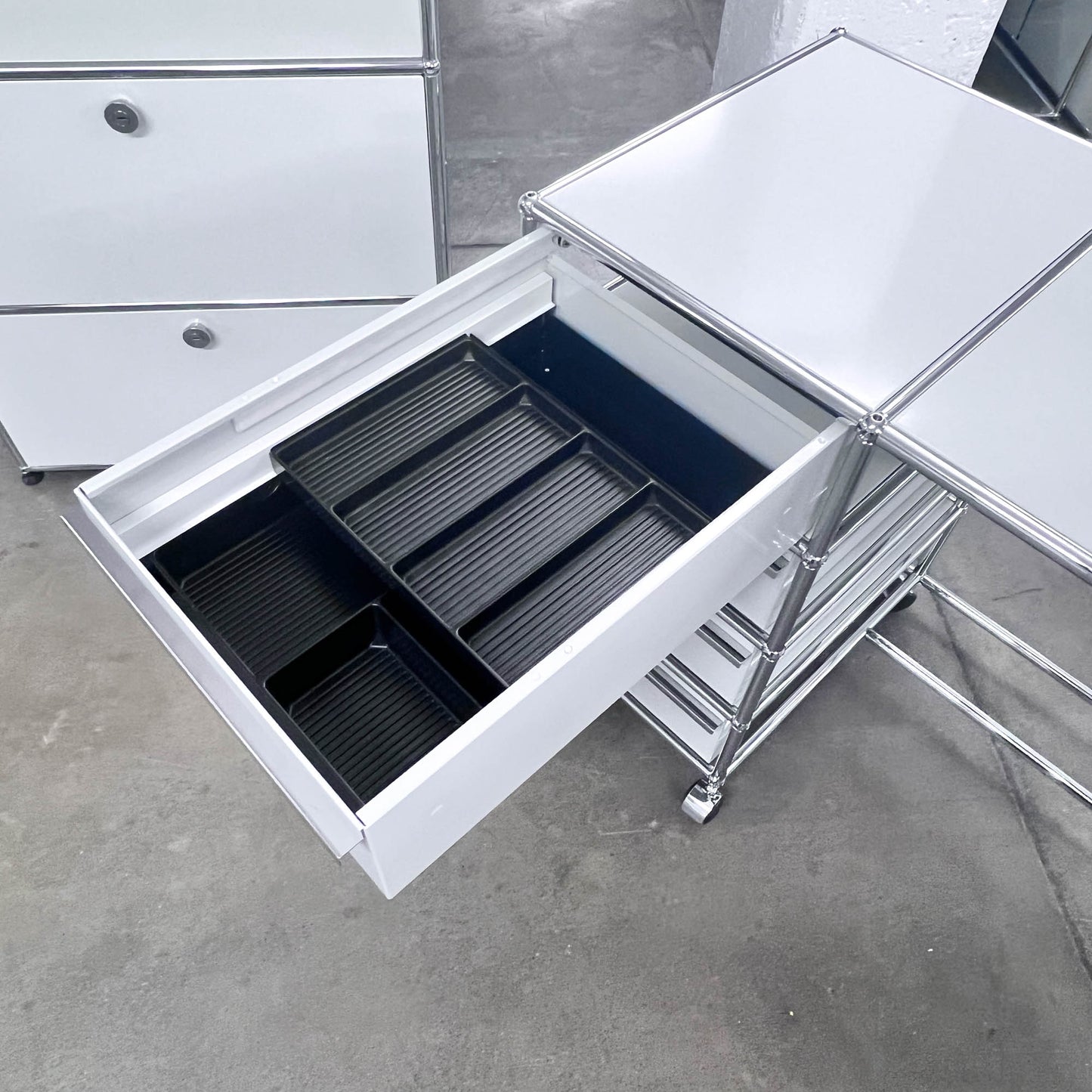 USM Home-Office-Pult, Lichtgrau, 4 A6 Schubladen, Q1