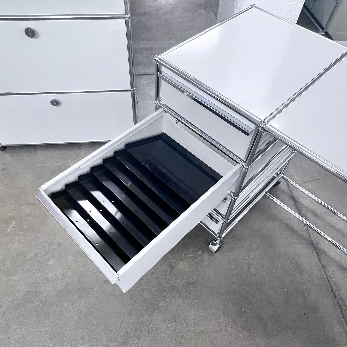 USM Home-Office-Pult, Lichtgrau, 4 A6 Schubladen, Q1