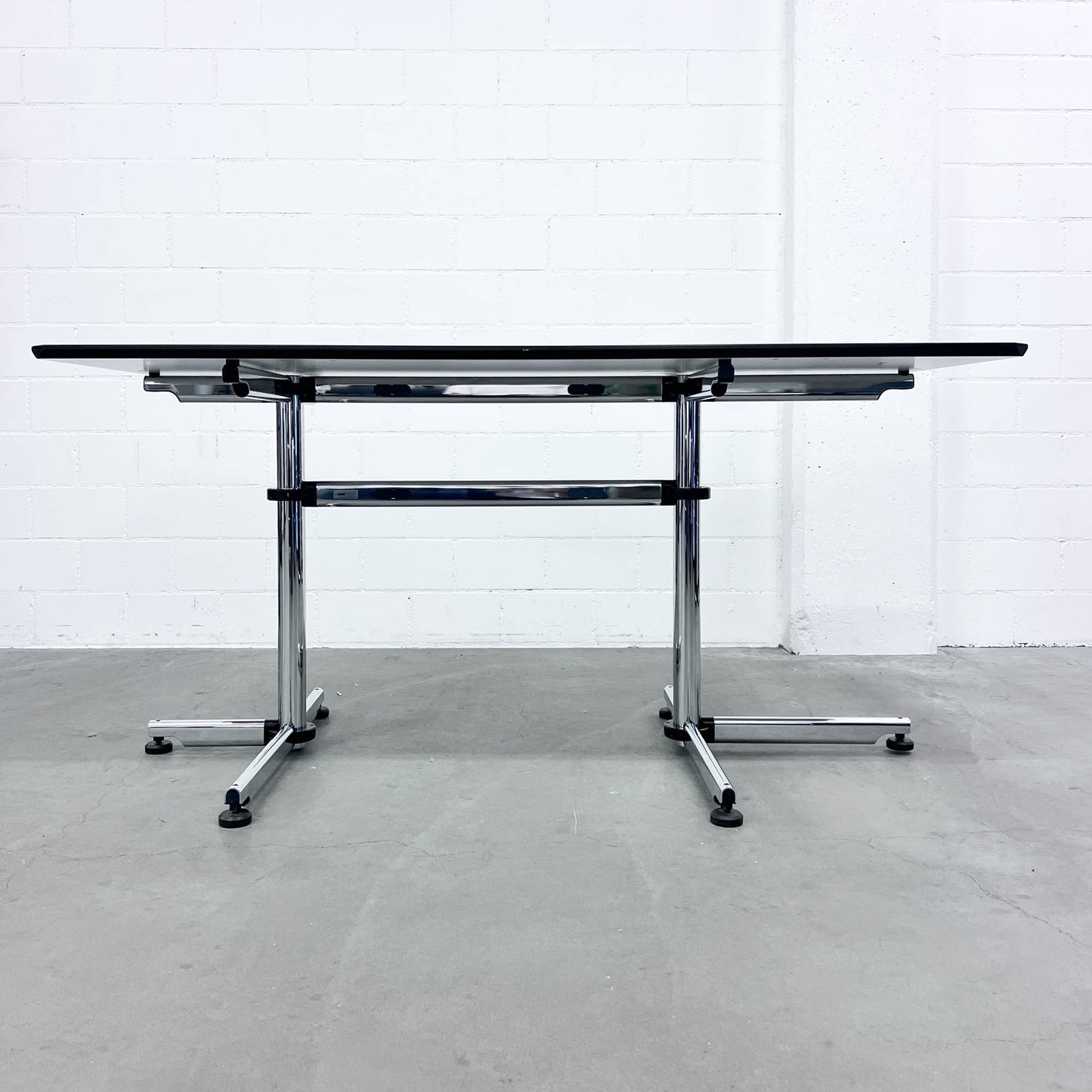 USM Kitos Tisch, 150x75cm, Kunstharz Perlgrau, Q1