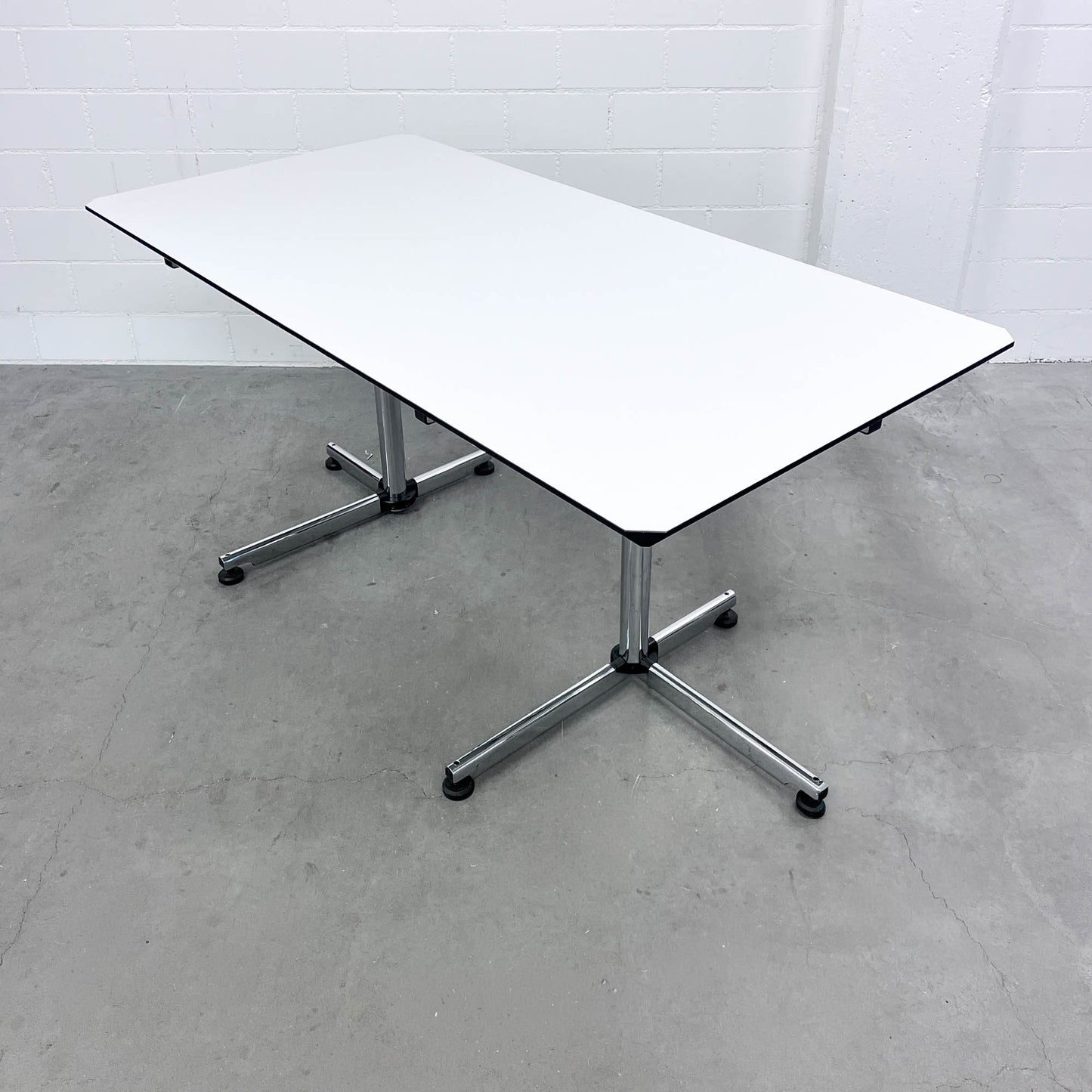 USM Kitos Tisch, 150x75cm, Kunstharz Perlgrau, Q1