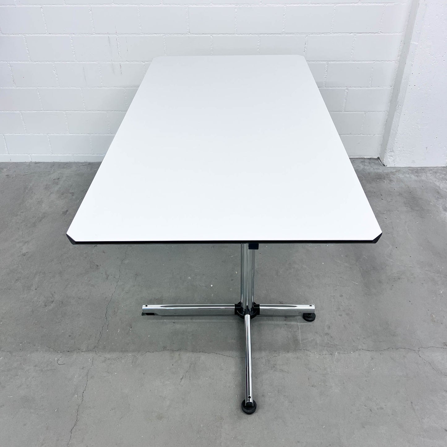 USM Kitos Tisch, 150x75cm, Kunstharz Perlgrau, Q1