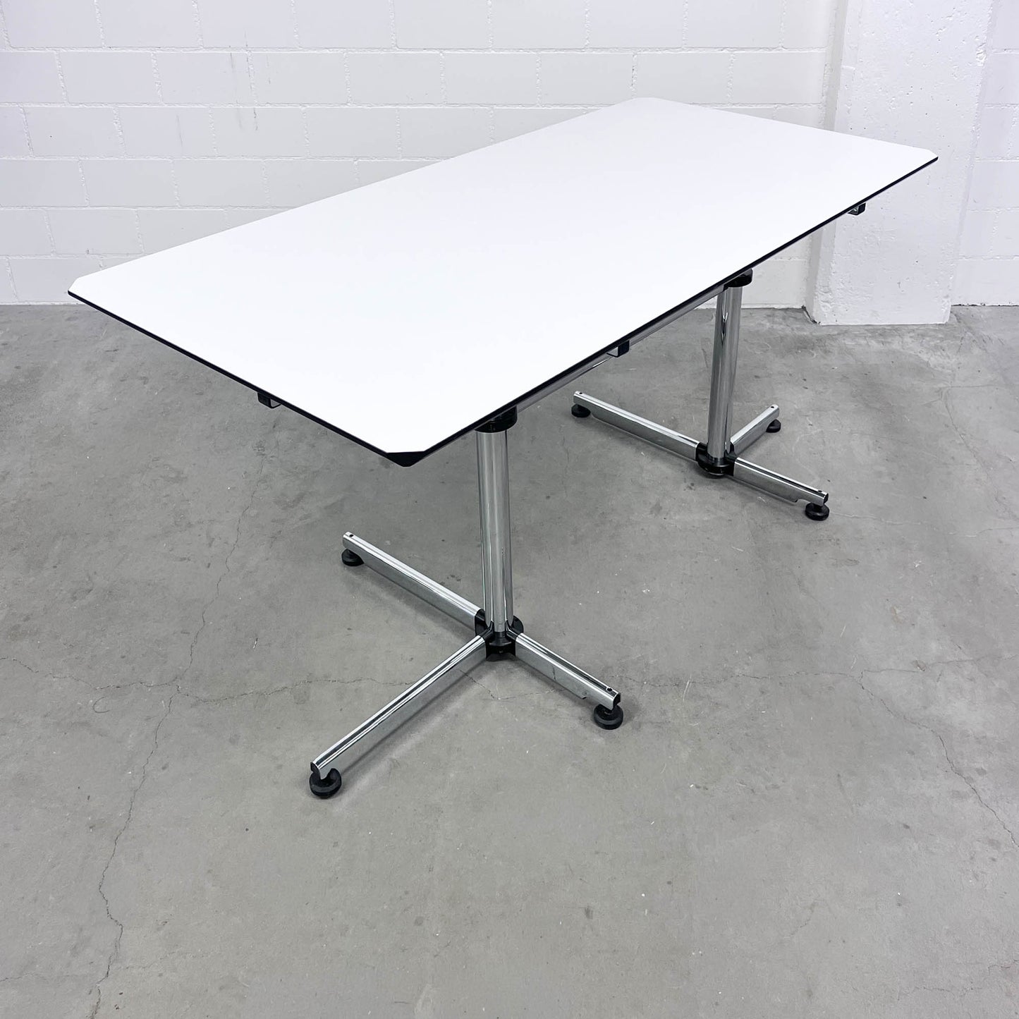 USM Kitos Tisch, 150x75cm, Kunstharz Perlgrau, Q1