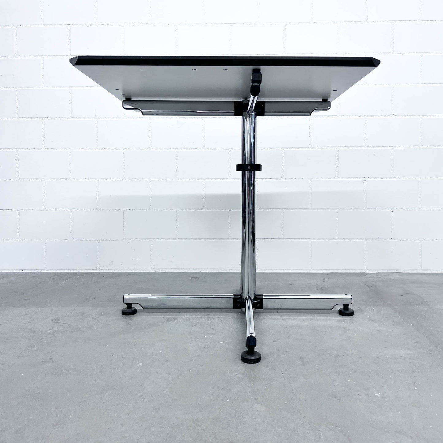 USM Kitos Tisch, Kunstharz Perlgrau, Q1