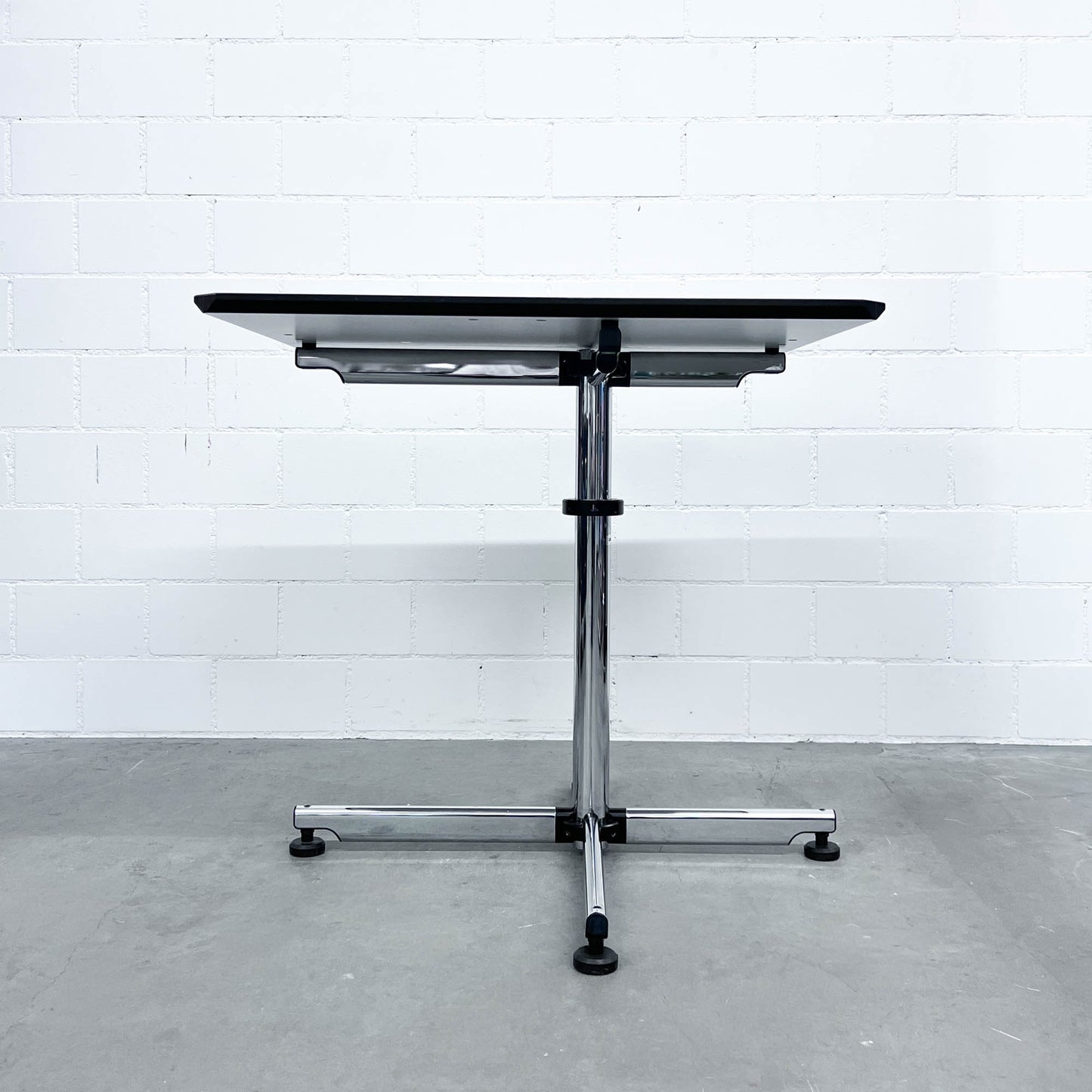 USM Kitos Tisch, Kunstharz Perlgrau, Q1