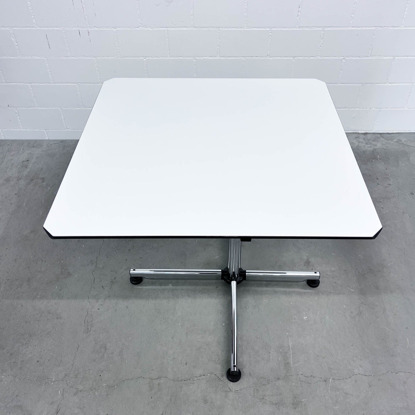 USM Kitos Tisch, Kunstharz Perlgrau, Q1