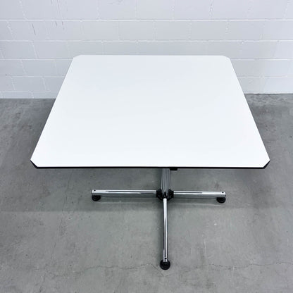 USM Kitos Tisch, Kunstharz Perlgrau, Q1