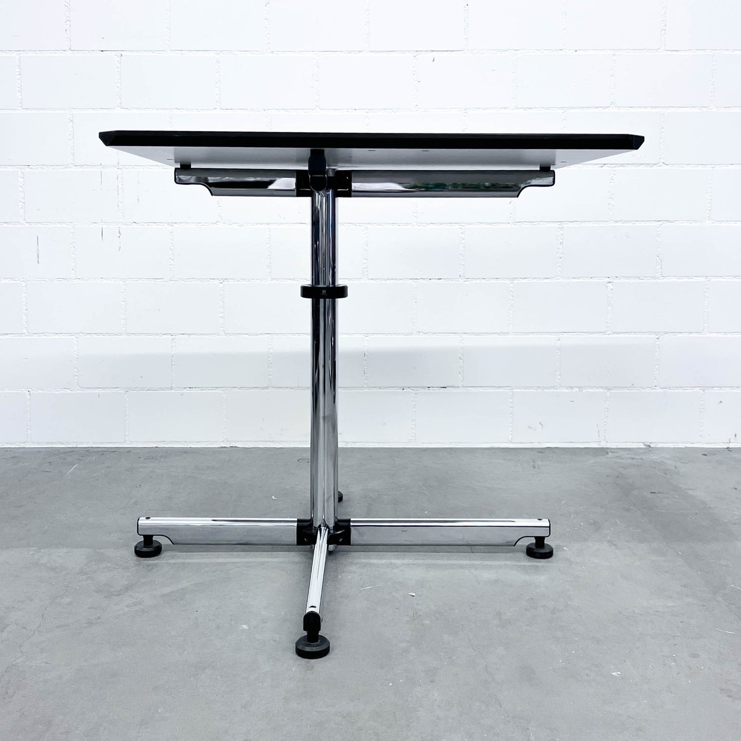 USM Kitos Tisch, Kunstharz Perlgrau, Q1