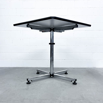 USM Kitos Tisch, Kunstharz Perlgrau, Q1