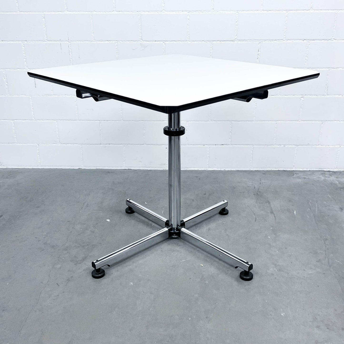 USM Kitos Tisch, Kunstharz Perlgrau, Q1