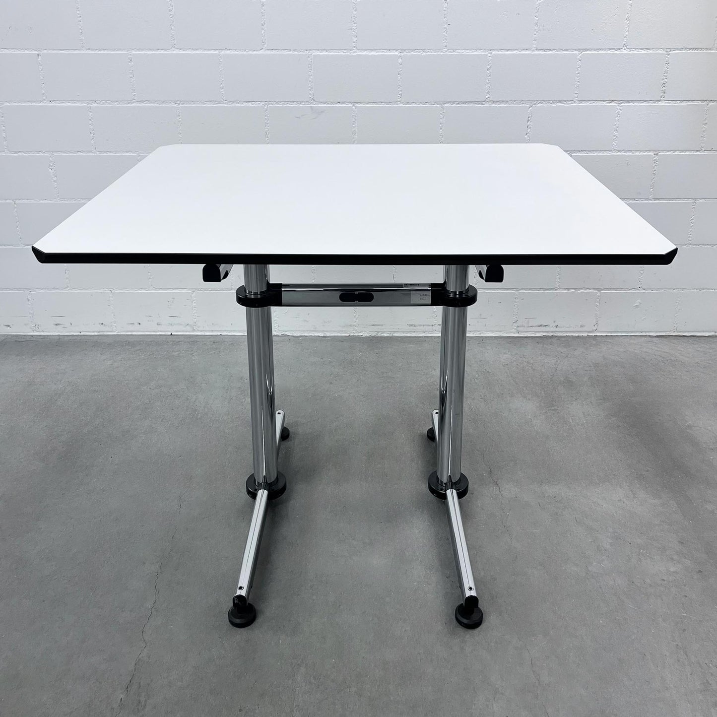 USM Kitos Tisch, Kunstharz Perlgrau