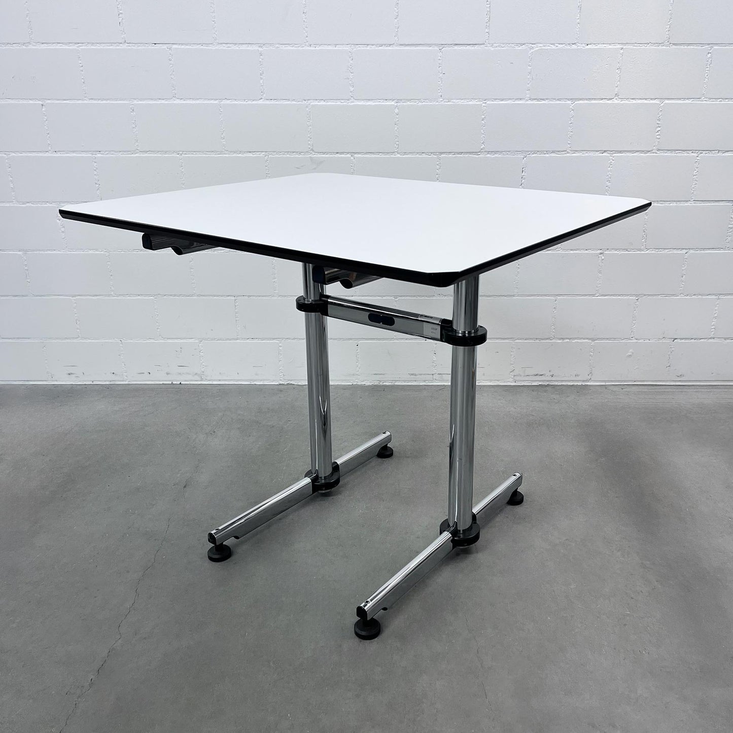 USM Kitos Tisch, Kunstharz Perlgrau