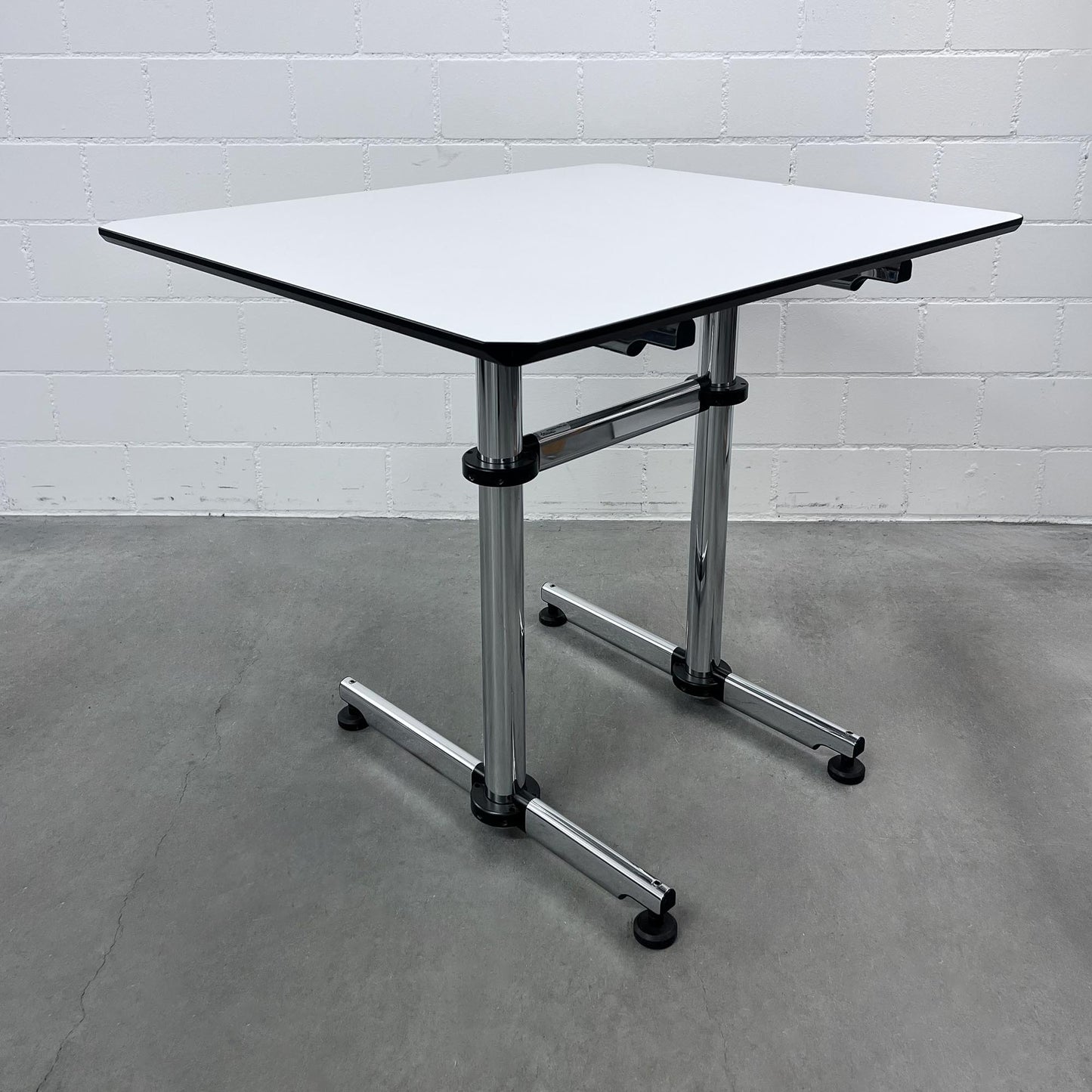 USM Kitos Tisch, Kunstharz Perlgrau