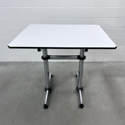 USM Kitos Tisch, Kunstharz Perlgrau