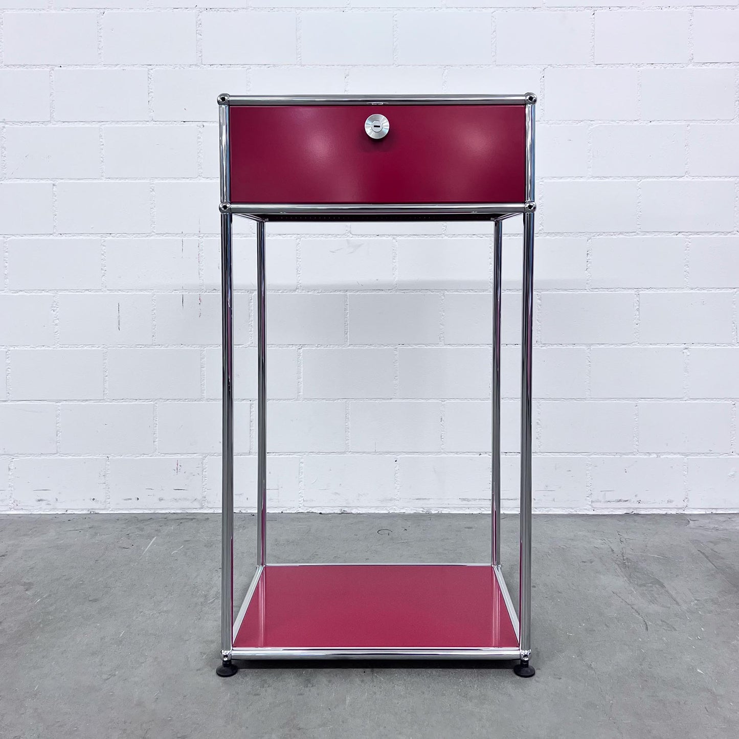 USM Konsole, Rubinrot, Klapptür, 50cm