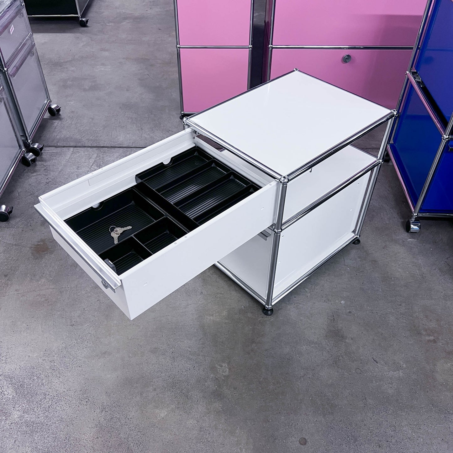 USM Korpus, reinweiss, A4, A6 Schubladen, Q1