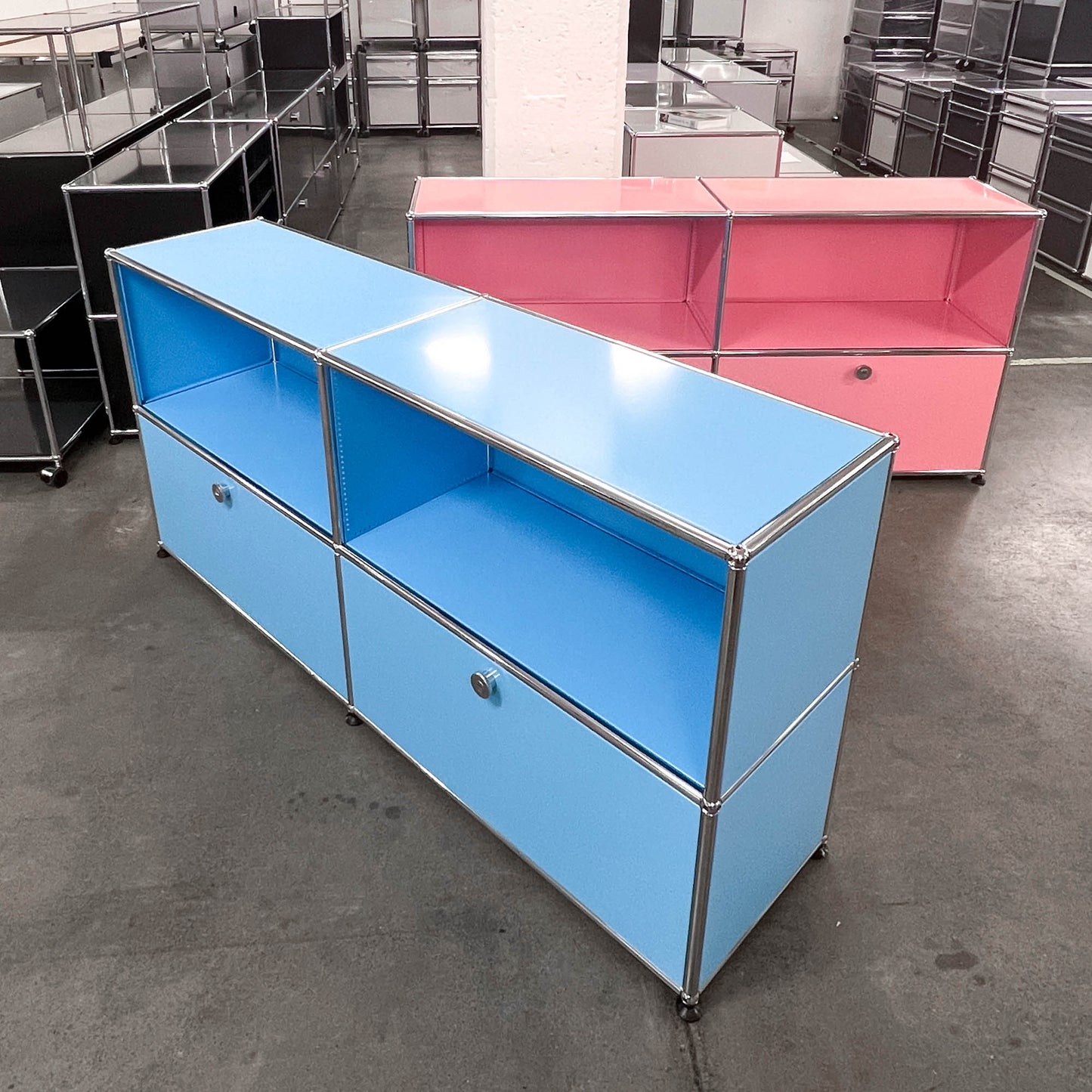 USM Regal, Hellblau mit 2 Klapptüren, neuwertig