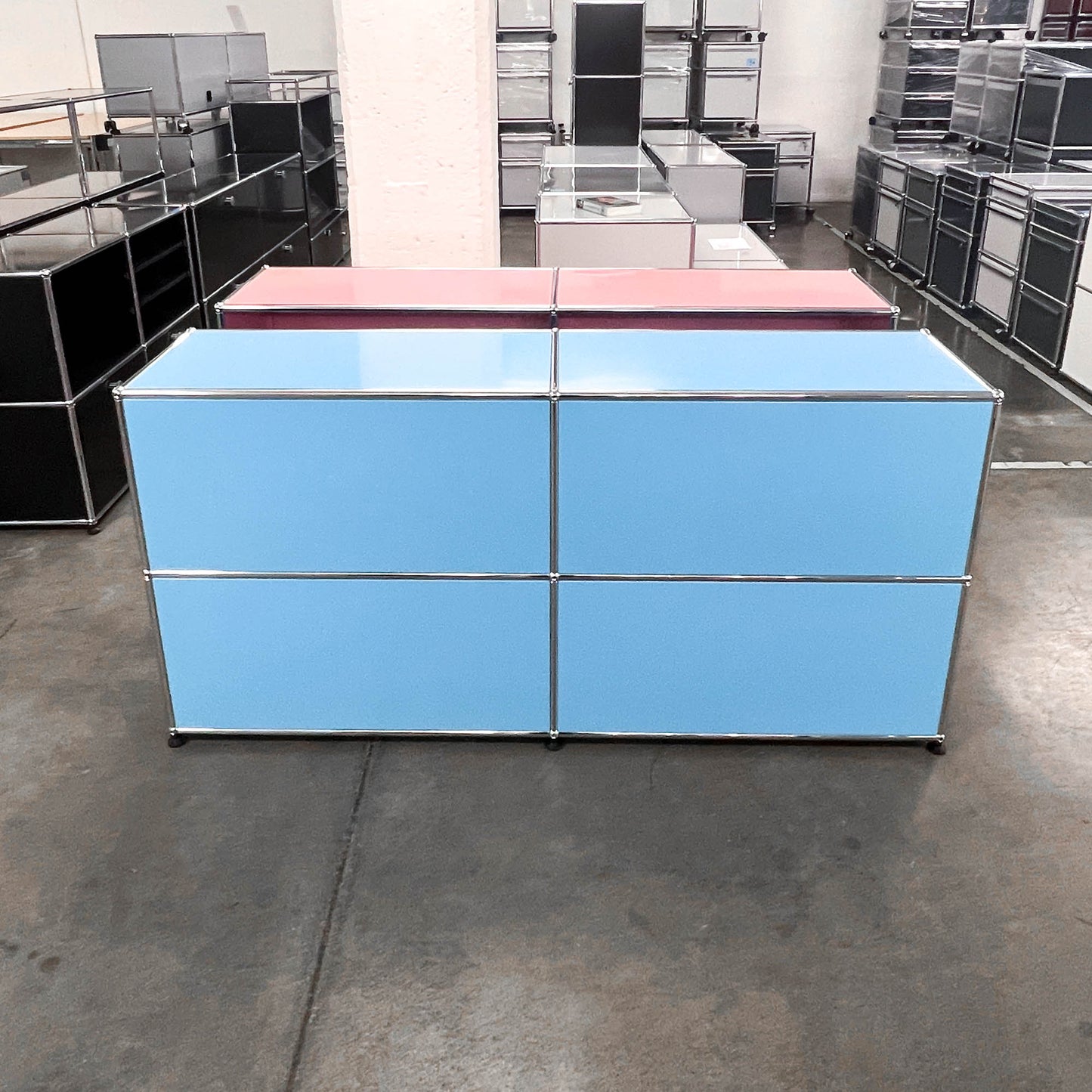 USM Regal, Hellblau mit 2 Klapptüren, neuwertig