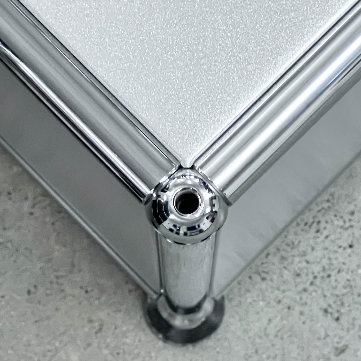 USM Lowboard, Silber, 2 Klapptüren, neuwertig