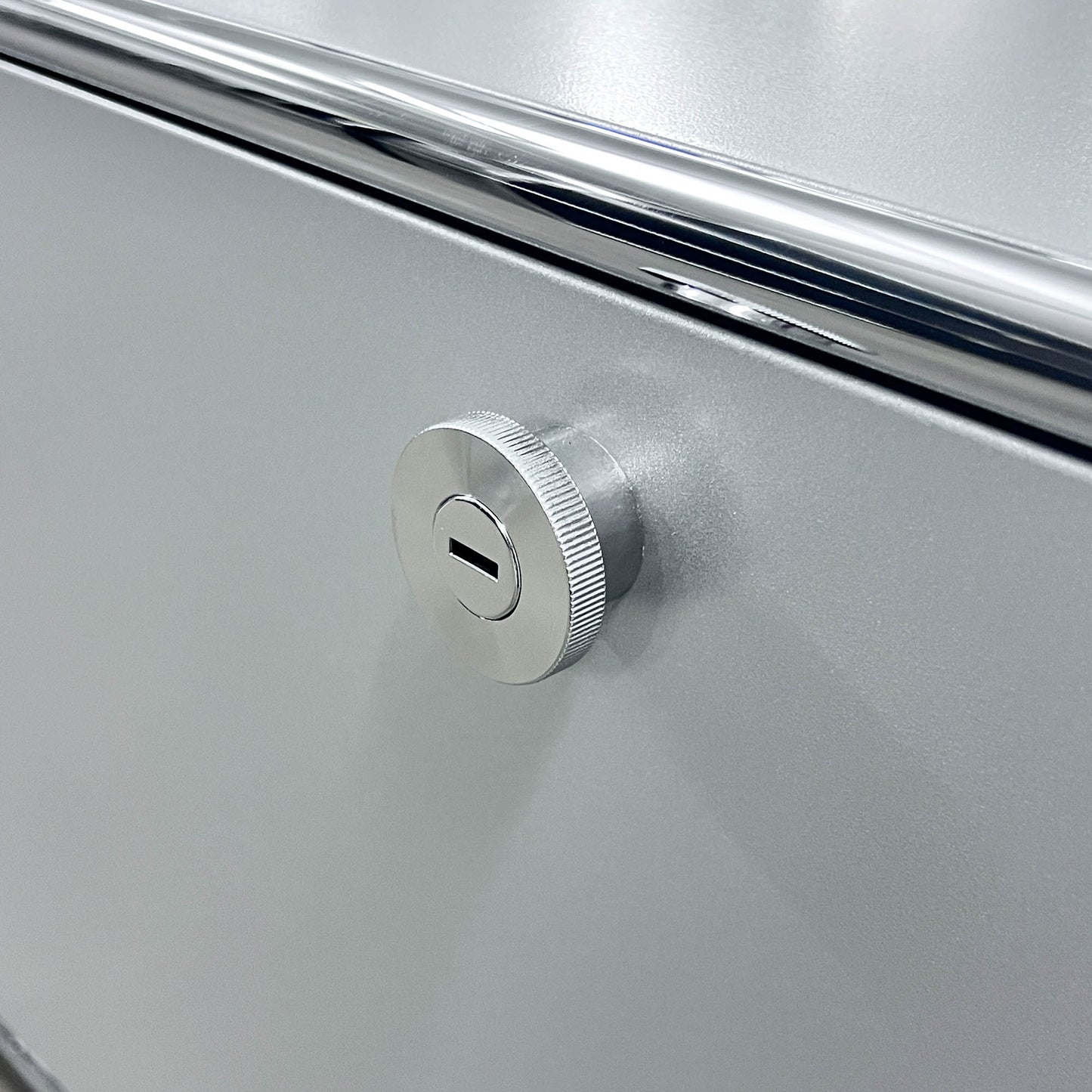USM Lowboard, Silber, 2 Klapptüren, neuwertig
