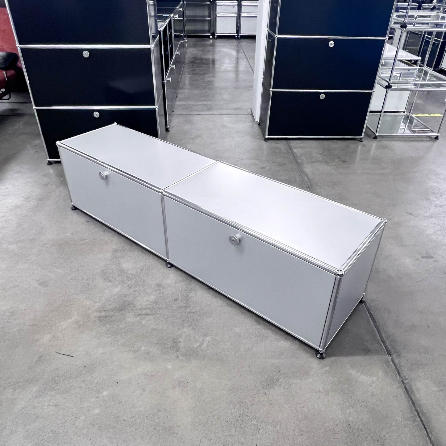 USM Lowboard, Silber, 2 Klapptüren, neuwertig