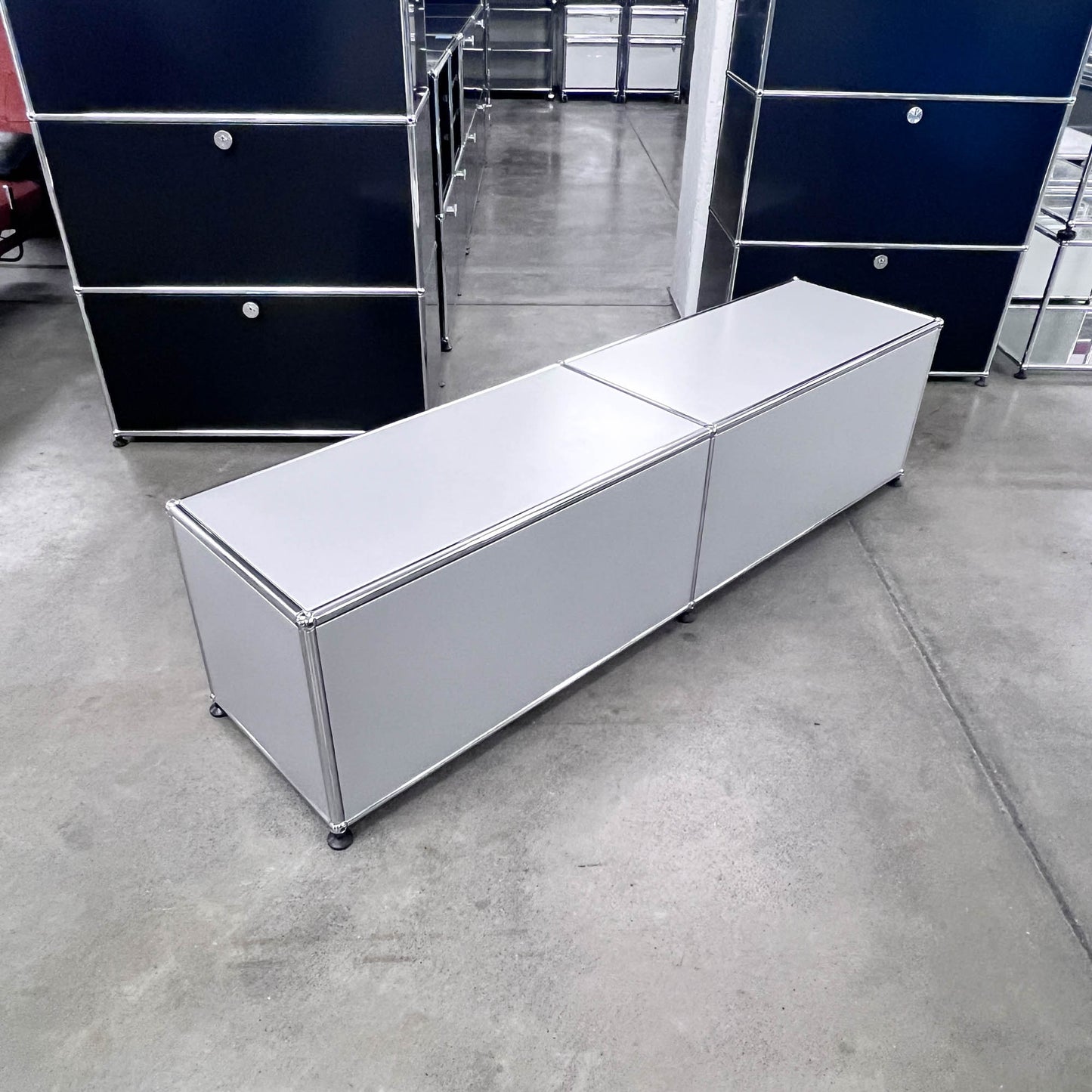 USM Lowboard, Silber, 2 Klapptüren, neuwertig