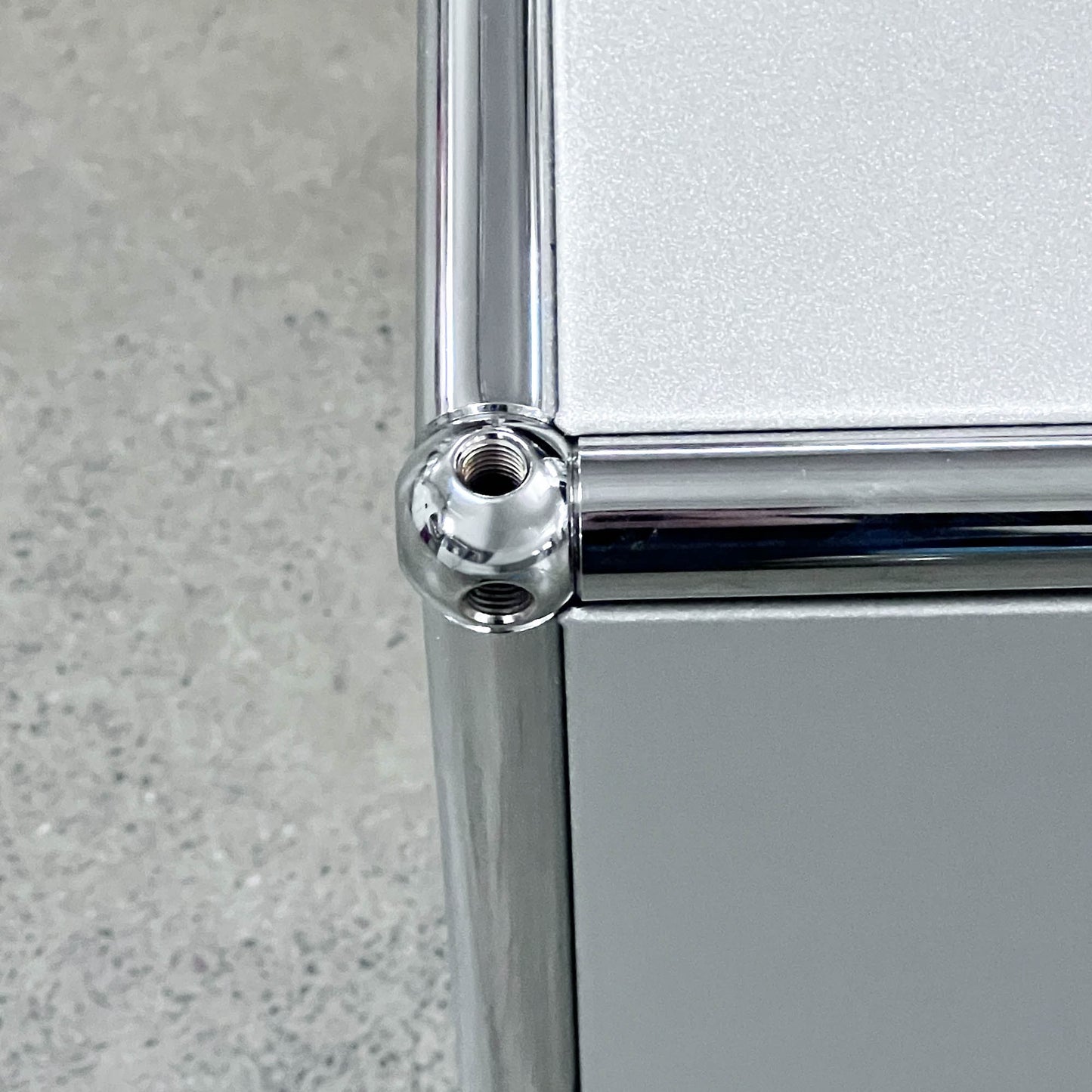 USM Lowboard, Silber, 2 Klapptüren, neuwertig