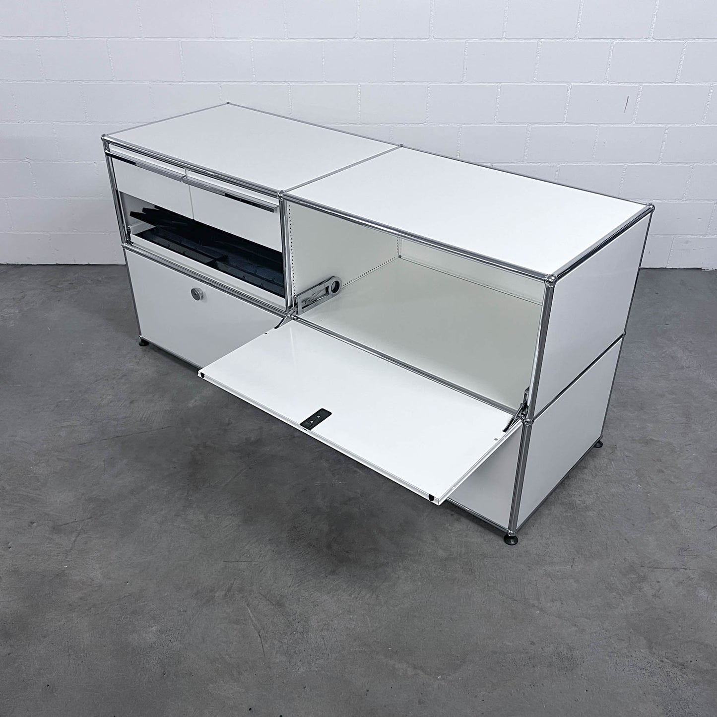 USM Organisationsmöbel, Reinweiss,  Ausziehtüre, Ausziehtablar, Klapptüre, A6 Schublade, Q2