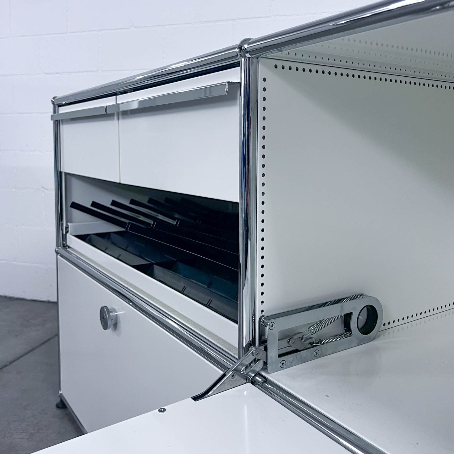 USM Organisationsmöbel, Reinweiss,  Ausziehtüre, Ausziehtablar, Klapptüre, A6 Schublade, Q2