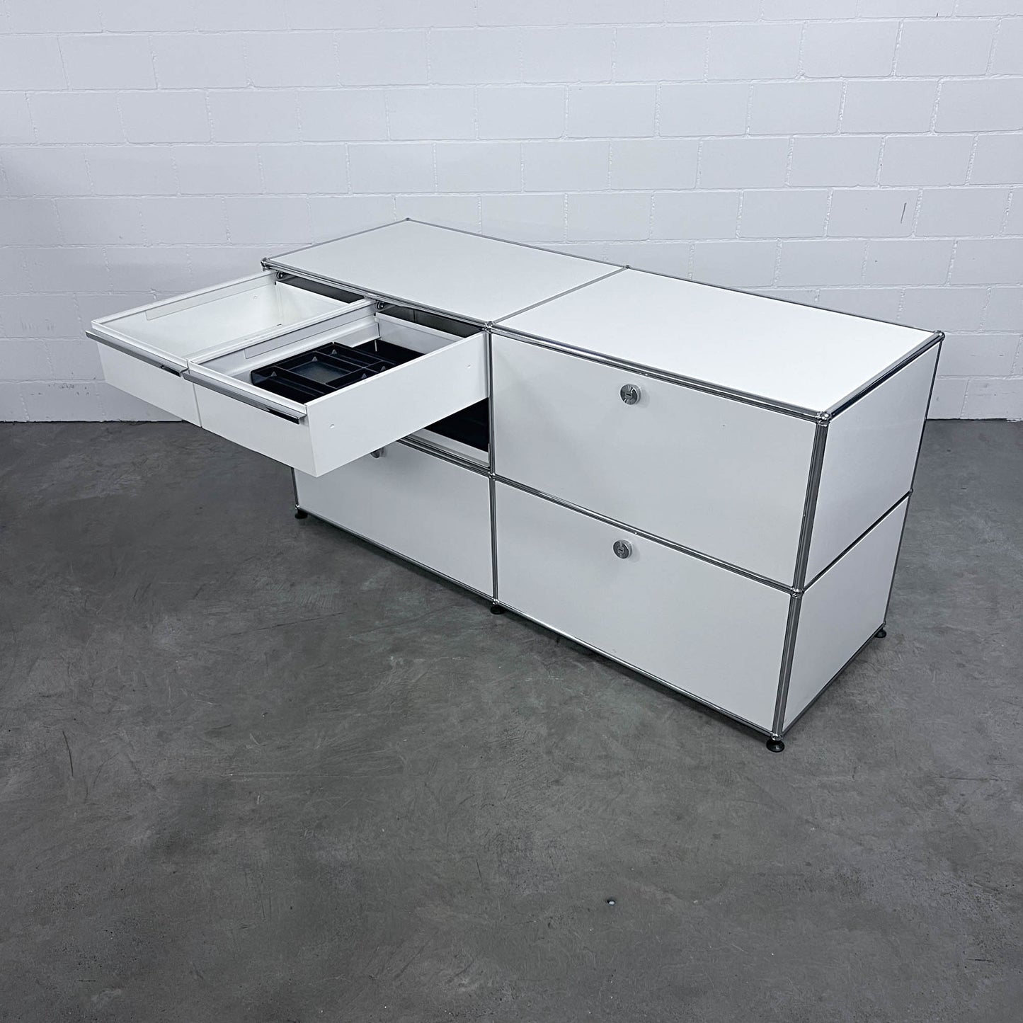 USM Organisationsmöbel, Reinweiss,  Ausziehtüre, Ausziehtablar, Klapptüre, A6 Schublade, Q2