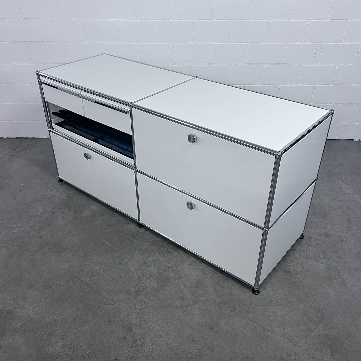 USM Organisationsmöbel, Reinweiss,  Ausziehtüre, Ausziehtablar, Klapptüre, A6 Schublade, Q2