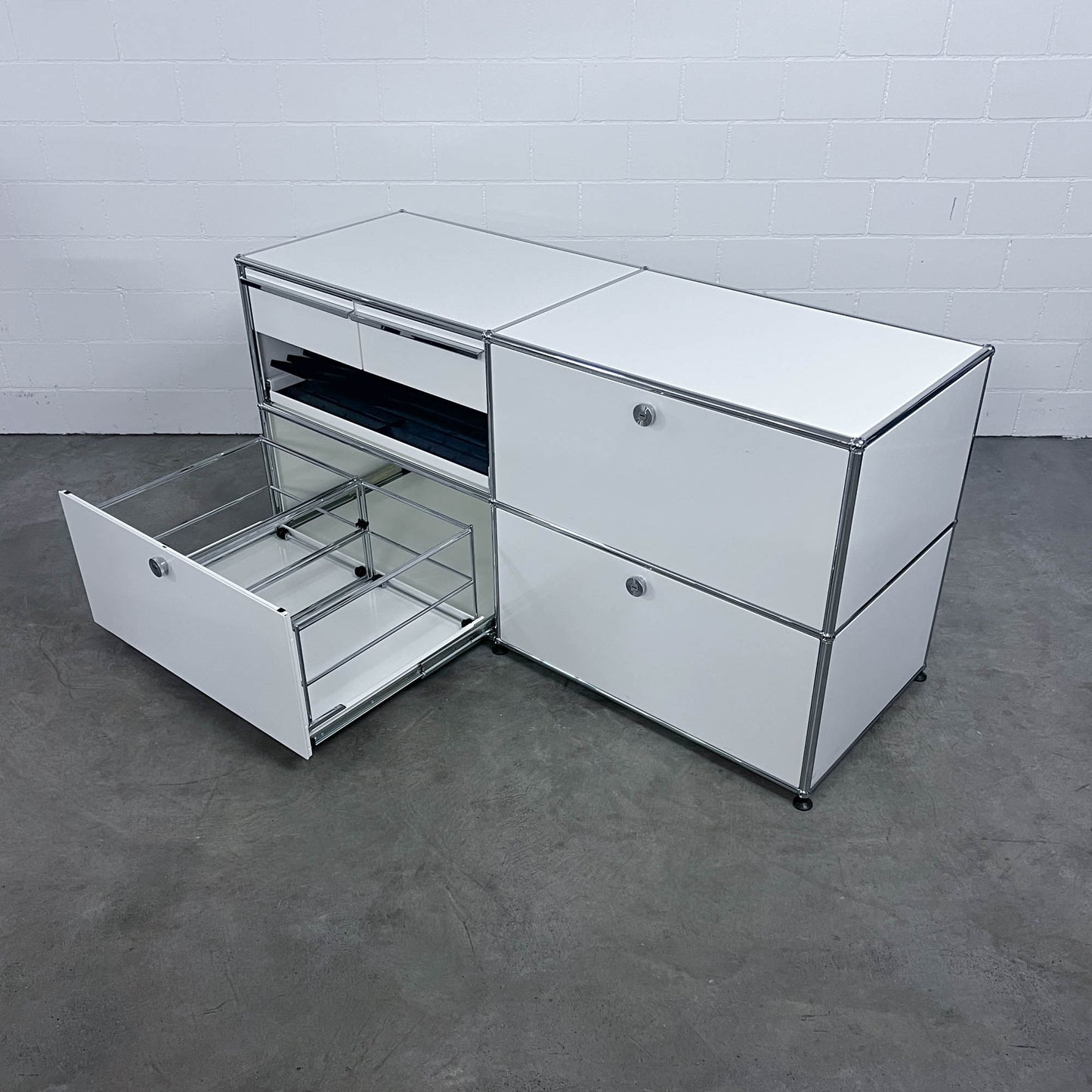 USM Organisationsmöbel, Reinweiss,  Ausziehtüre, Ausziehtablar, Klapptüre, A6 Schublade, Q2