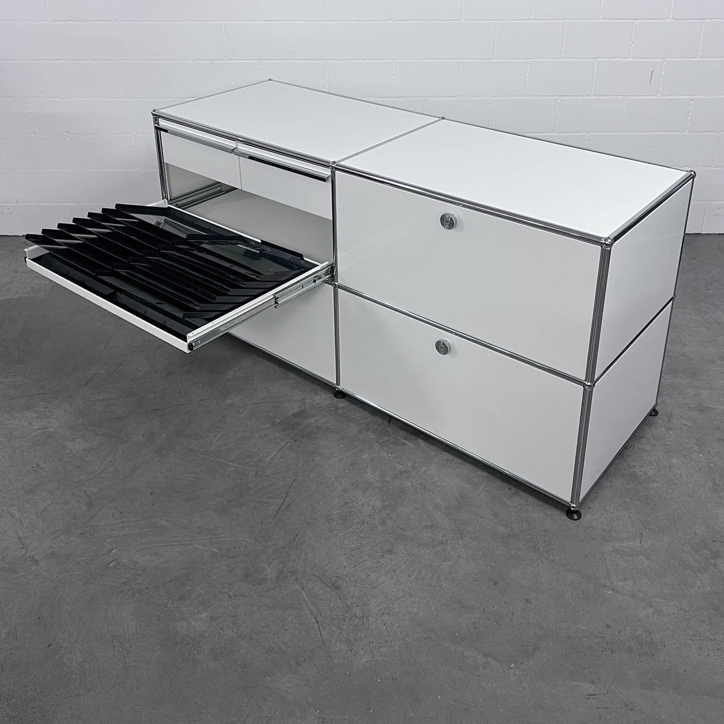 USM Organisationsmöbel, Reinweiss,  Ausziehtüre, Ausziehtablar, Klapptüre, A6 Schublade, Q2