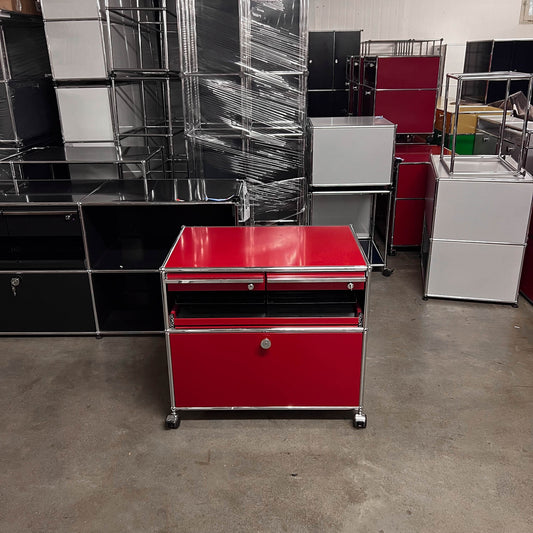 USM Organisationsmöbel auf Rollen, Rubinrot, Ausziehtüre, Ausziehtablar, A7 Schublade, Q2