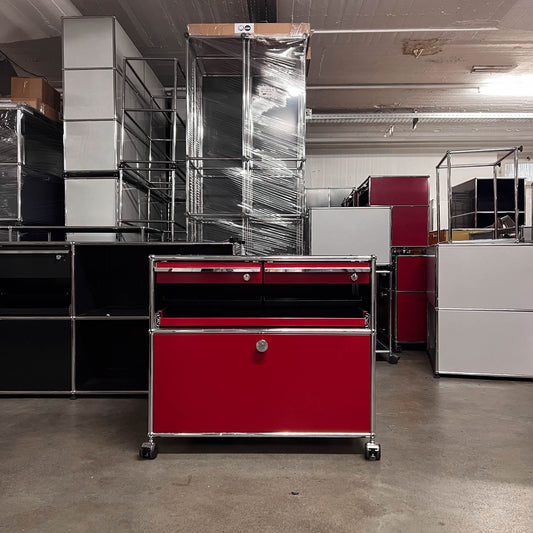 USM Organisationsmöbel auf Rollen, Rubinrot, Ausziehtüre, Ausziehtablar, A7 Schublade, Q2