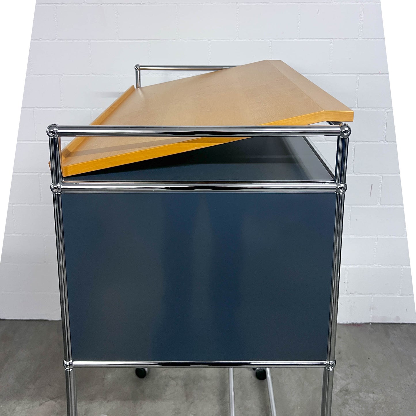 USM Rednerpult auf Rollen mit Holzablage, Q2