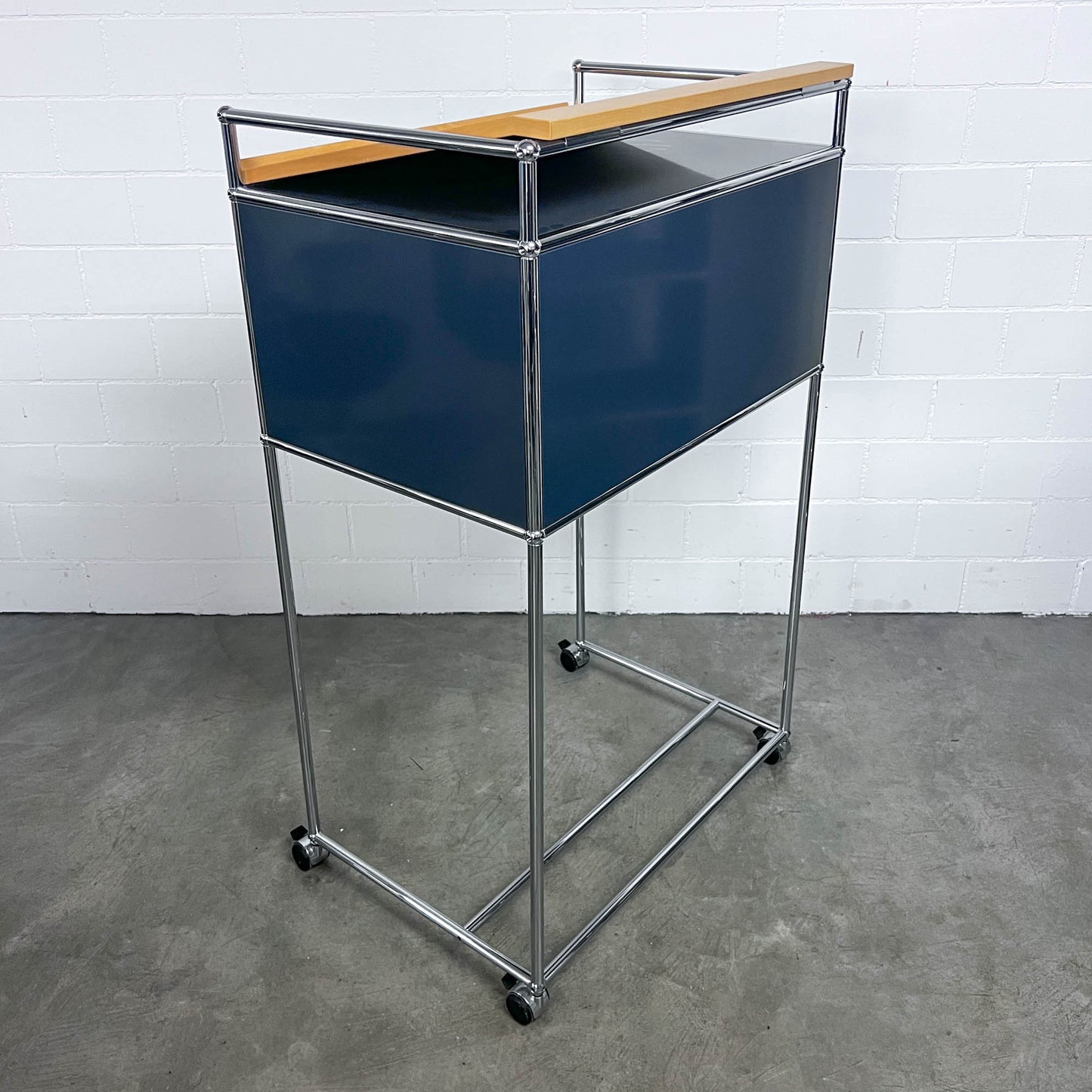 USM Rednerpult auf Rollen mit Holzablage, Q2