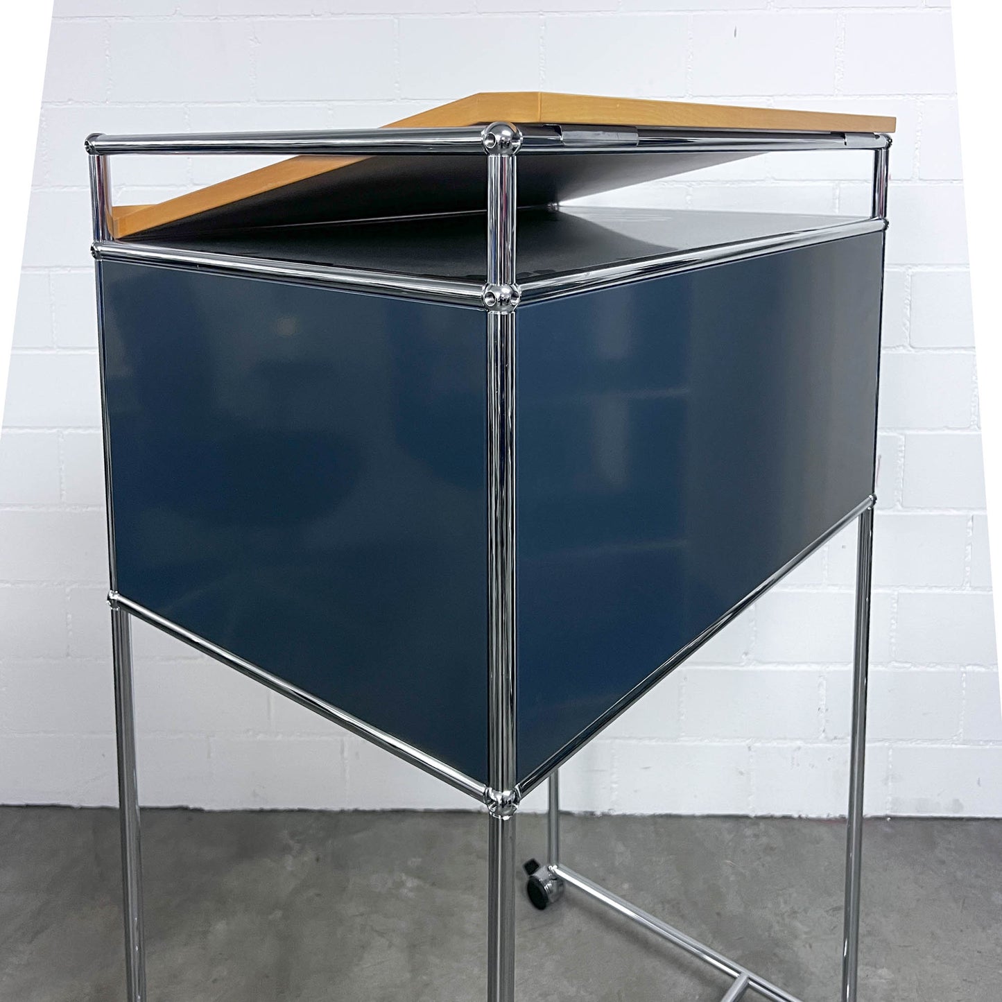 USM Rednerpult auf Rollen mit Holzablage, Q2