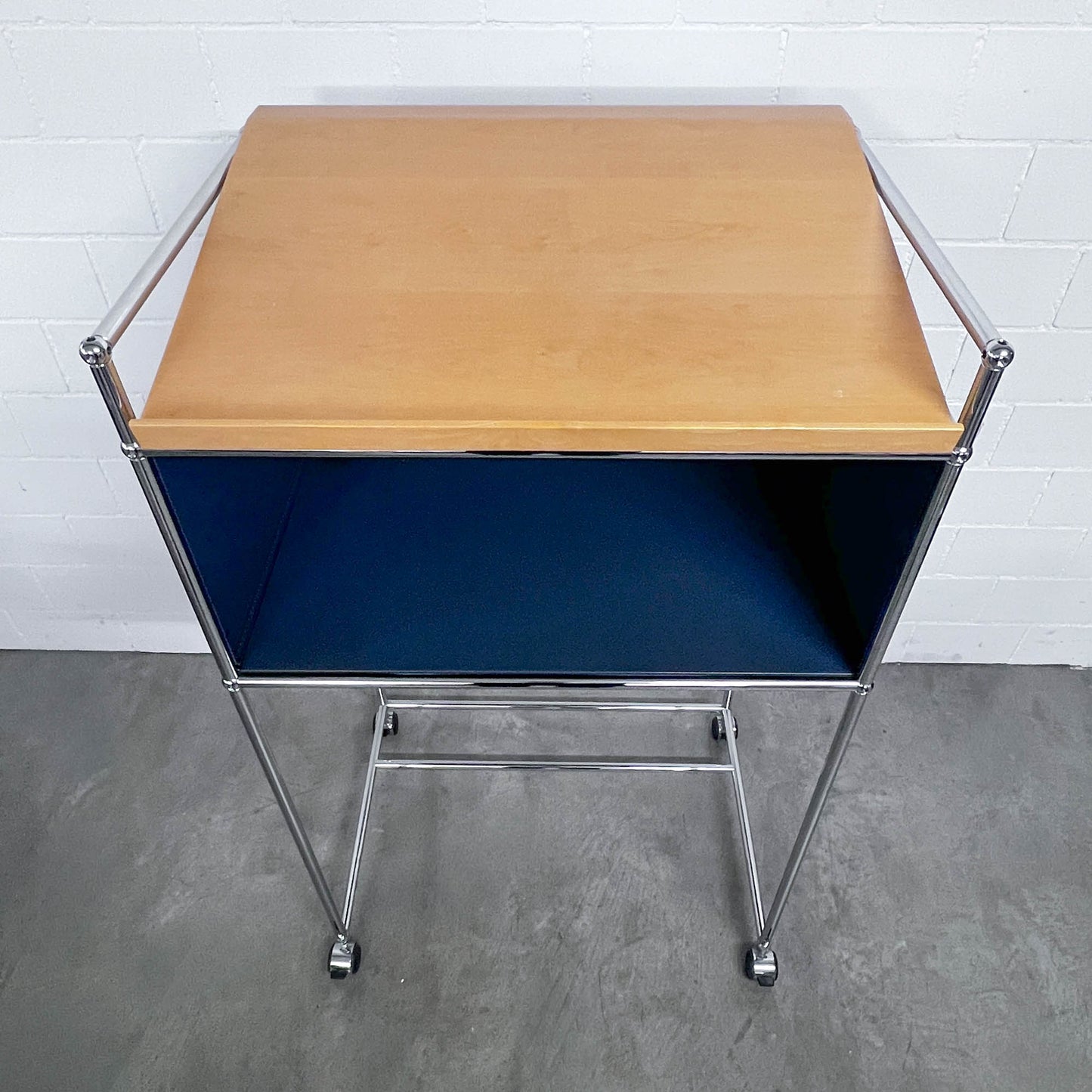 USM Rednerpult auf Rollen mit Holzablage, Q2