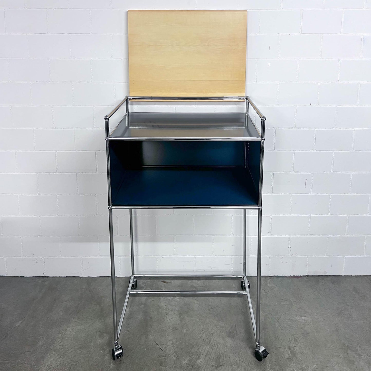 USM Rednerpult auf Rollen mit Holzablage, Q2