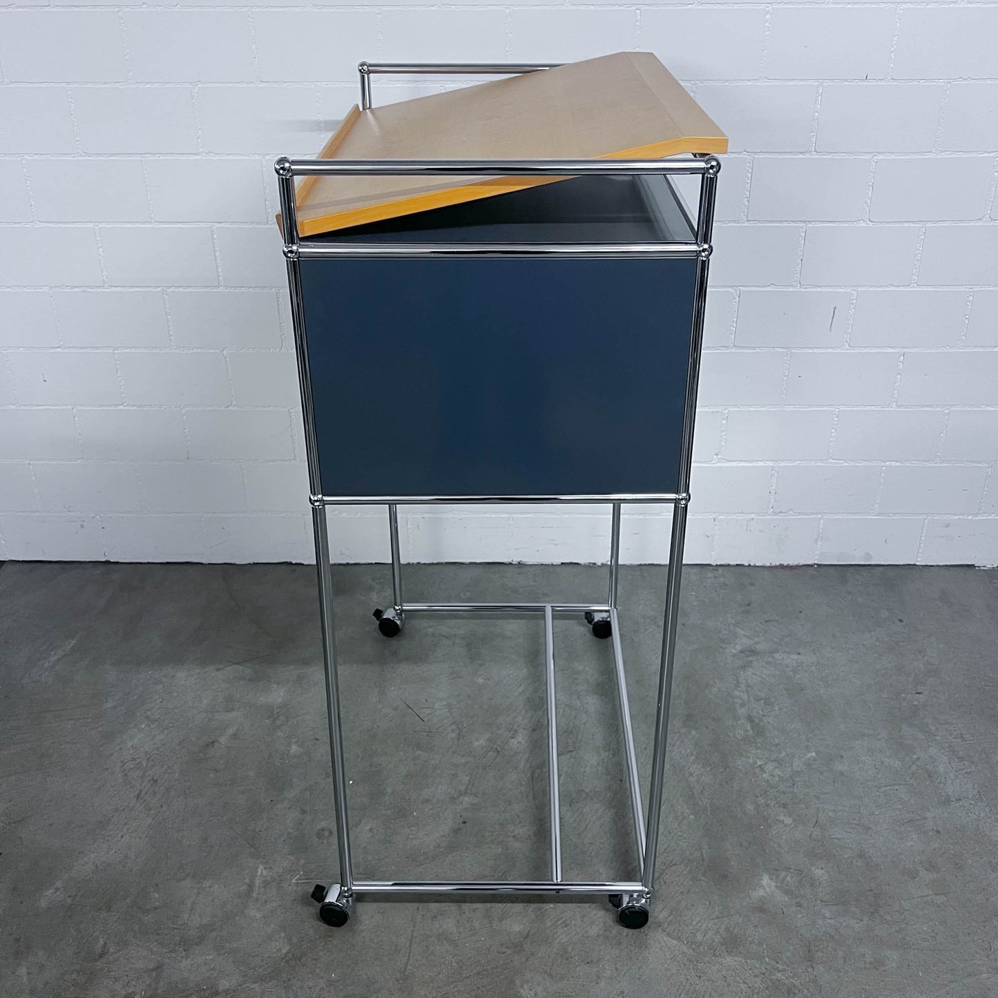 USM Rednerpult auf Rollen mit Holzablage, Q2