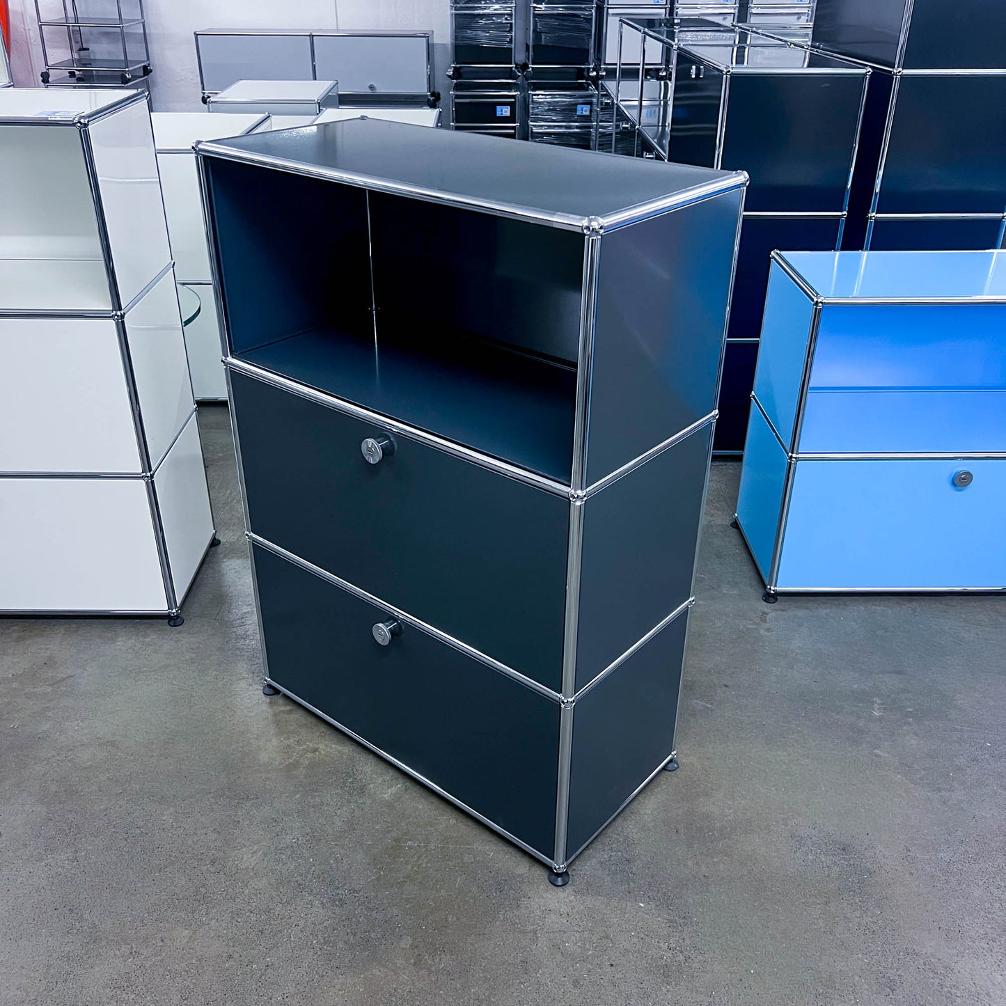 USM Regal, Anthrazitgrau, 1 Ausziehtüre, 1 Klapptüre, Q2