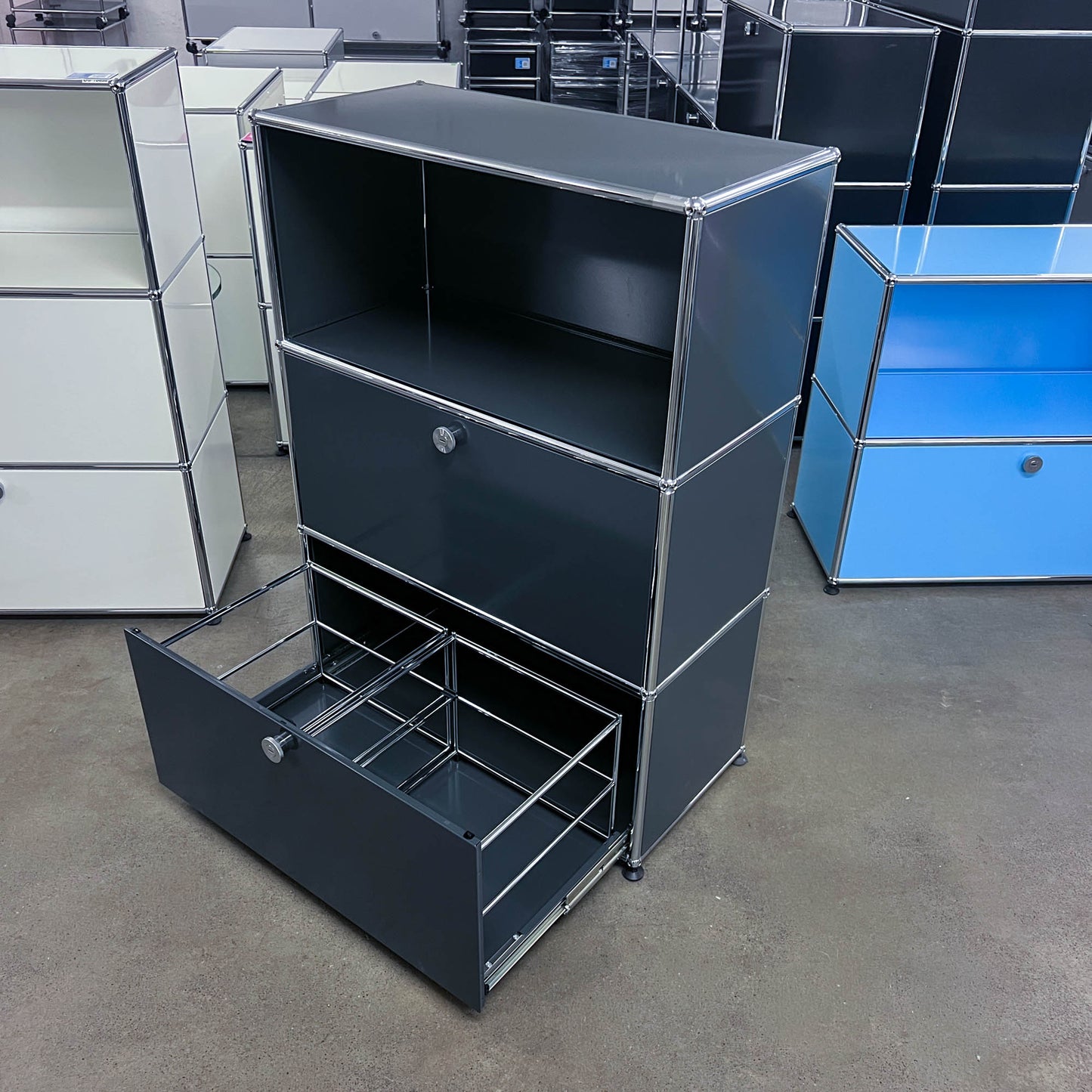 USM Regal, Anthrazitgrau, 1 Ausziehtüre, 1 Klapptüre, Q2